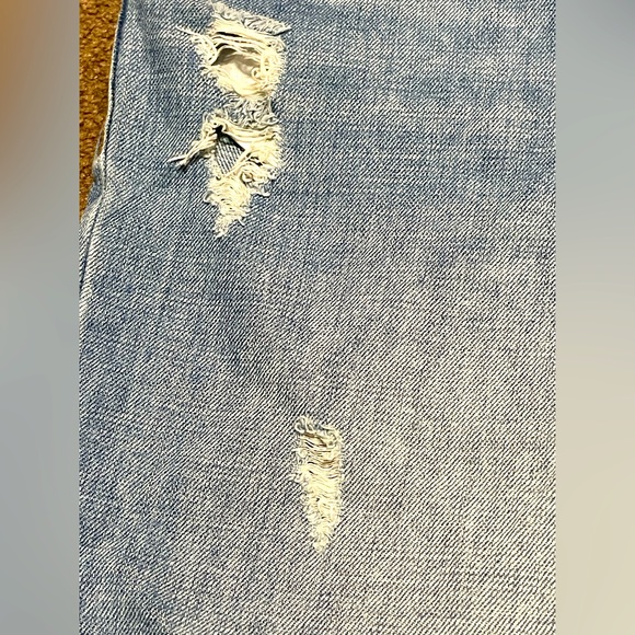 BEAUTIFUL PAIR OF GUESS LIGHT INDIGO WASH DISTRESSED DENIM JEAN SHORTS SIZE 33W! - Picture 15 of 16